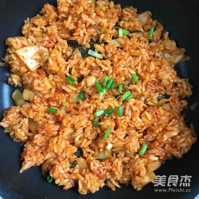 详细步骤教你做韩式泡菜炒饭，酸辣开胃