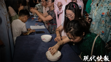 七夕投针验巧习俗，趣味中的女子巧思